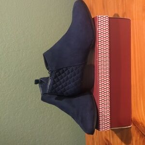 Blue suede shootie